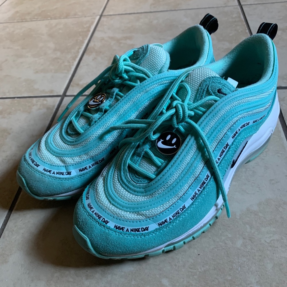 I’m selling these Nike Air max size 7(sold)